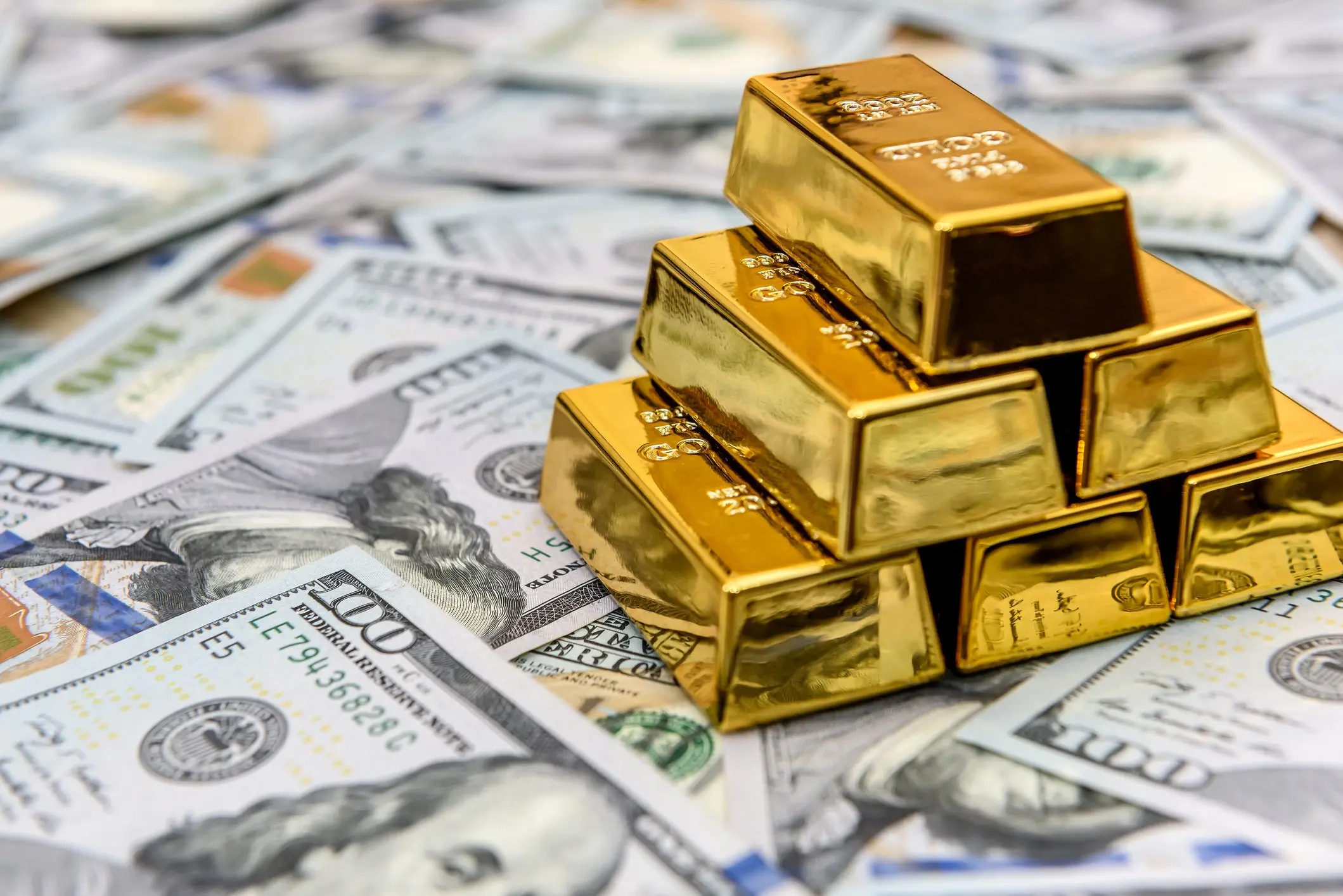 Investors Pile Into Gold Amid Political and Economic Uncertainty