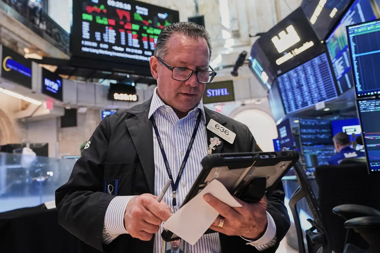 Oil Prices Fall Again as U.S. Stocks Drift Near All-Time Highs